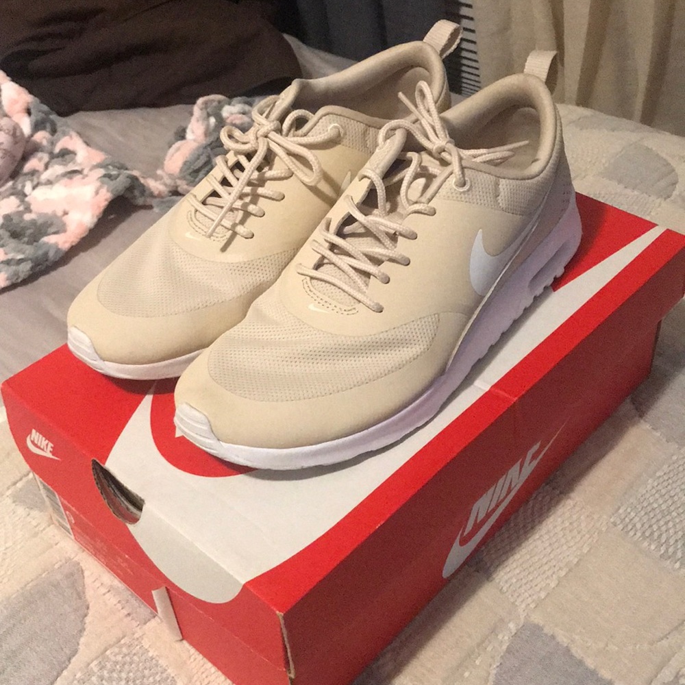 Cream size 9 Nike Thea
